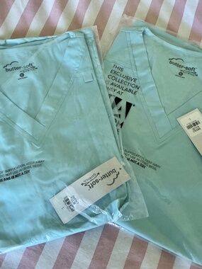 2 NWT Buttersoft Stretch Scrubs Tops Women’s Size Large